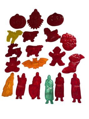 Vintage Cookie Cutters Set Of 20 Plastic Robin Hood Holiday Animal Shapes Red